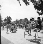 407132 Afbeelding van spelende kinderen bij de klimbogen op de speelplaats van het Majellapark te Utrecht.